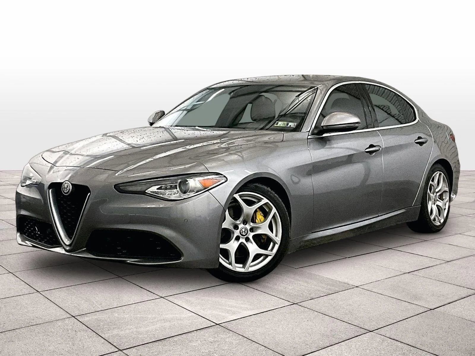 Used 2018 Alfa Romeo Giulia Ti RWD image 2