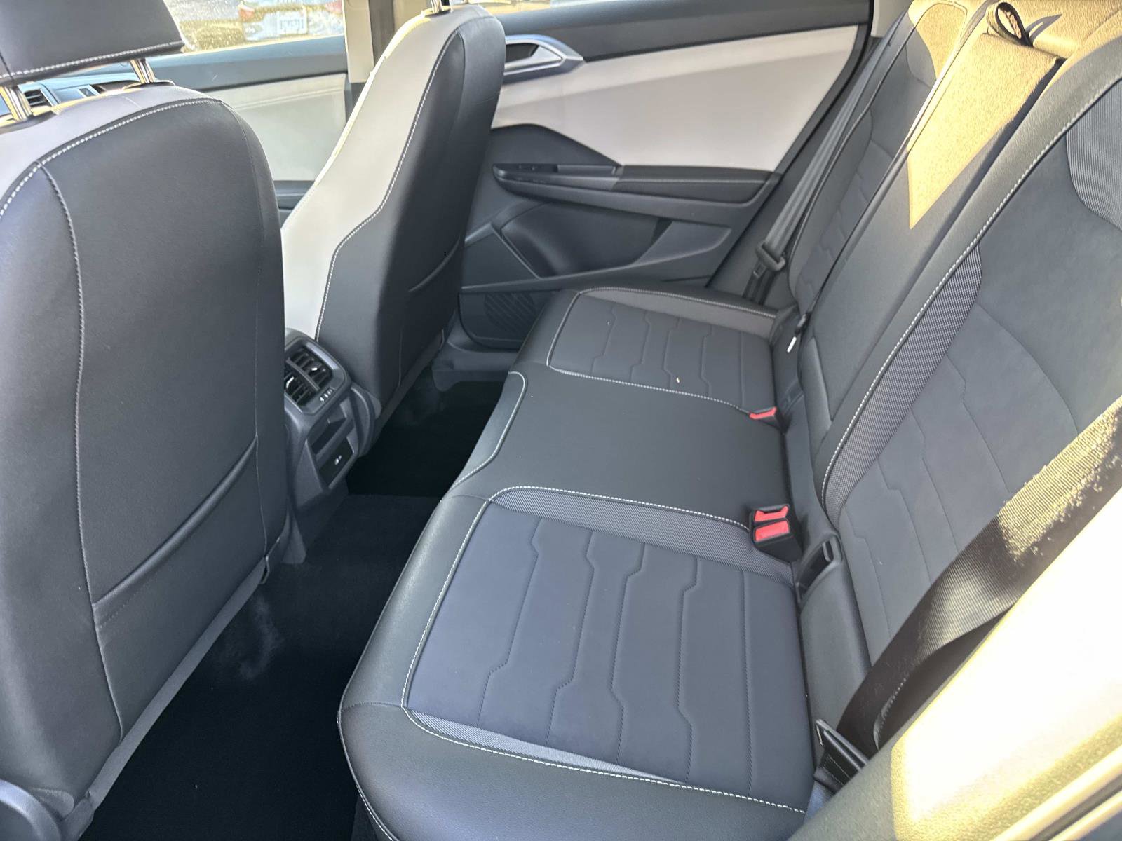 Certified 2025 Volkswagen Taos SE w/ Panoramic Sunroof Package image 11