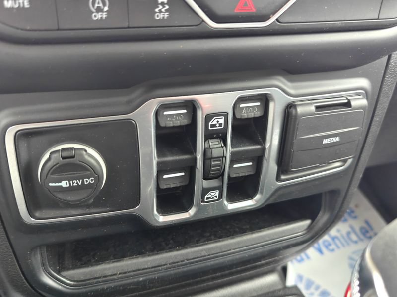 Used 2019 Jeep Wrangler Unlimited Sahara AWD/4WD image 30