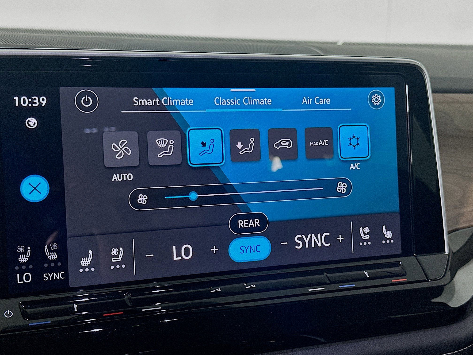 Used 2025 Volkswagen Atlas SE AWD/4WD image 23