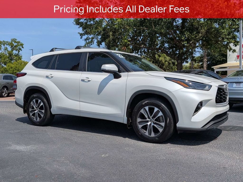 Used 2023 Toyota Highlander XLE AWD/4WD image 2