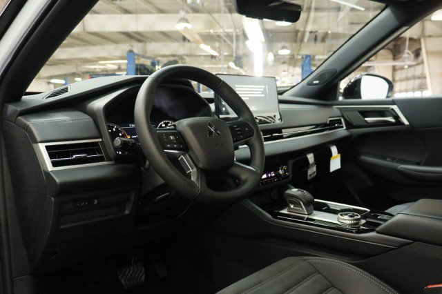New 2026 Mitsubishi Outlander LE FWD image 5