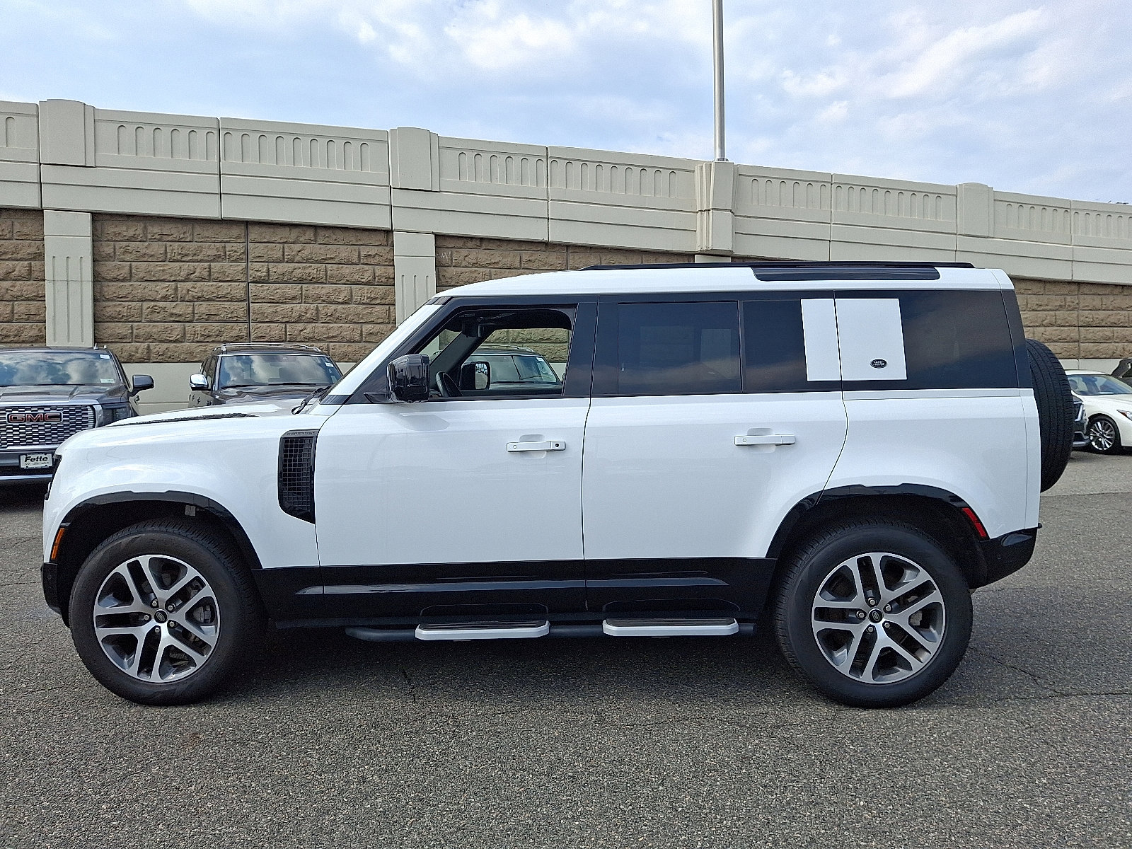 Used 2022 Land Rover Defender 110 X-Dynamic HSE image 7