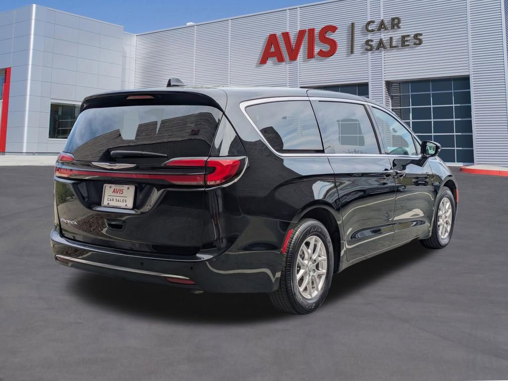 Used 2025 Chrysler Pacifica Select image 6