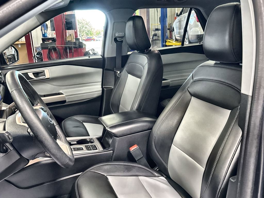 Used 2023 Ford Explorer XLT w/ Equipment Group 202A RWD image 12