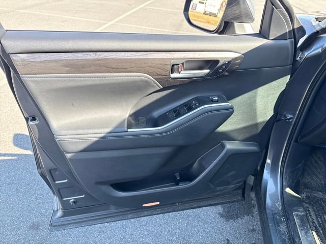 Used 2023 Toyota Highlander Limited image 21
