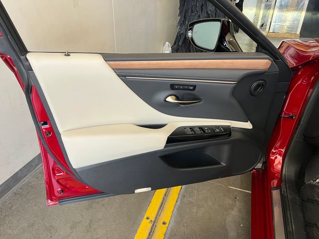 Used 2024 Lexus ES 300h w/ Premium Package FWD image 30