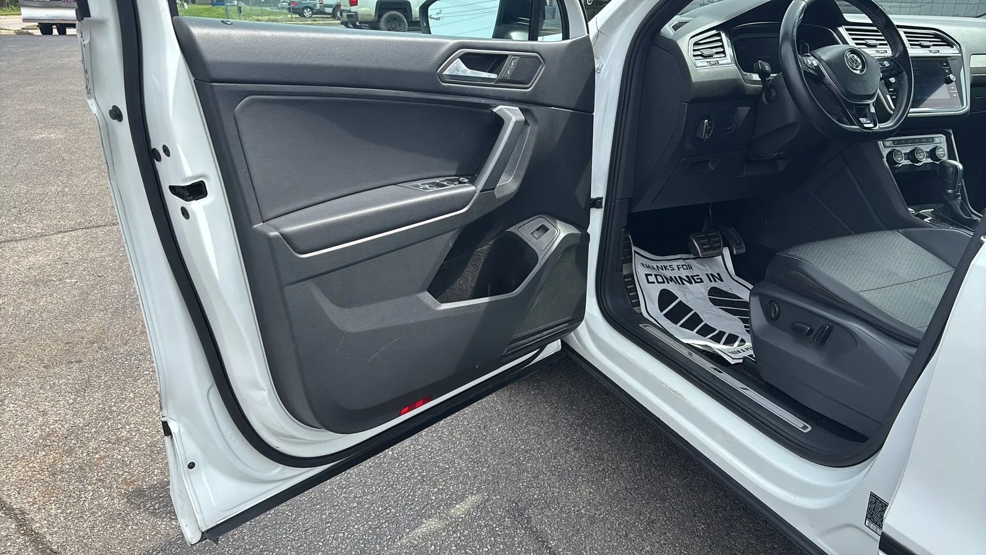 Used 2019 Volkswagen Tiguan SEL Premium R-Line FWD image 9