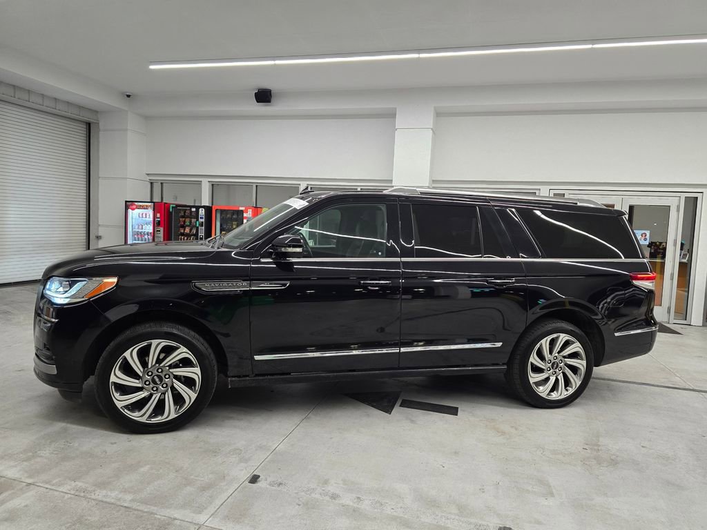 Used 2023 Lincoln Navigator L Reserve AWD/4WD image 3
