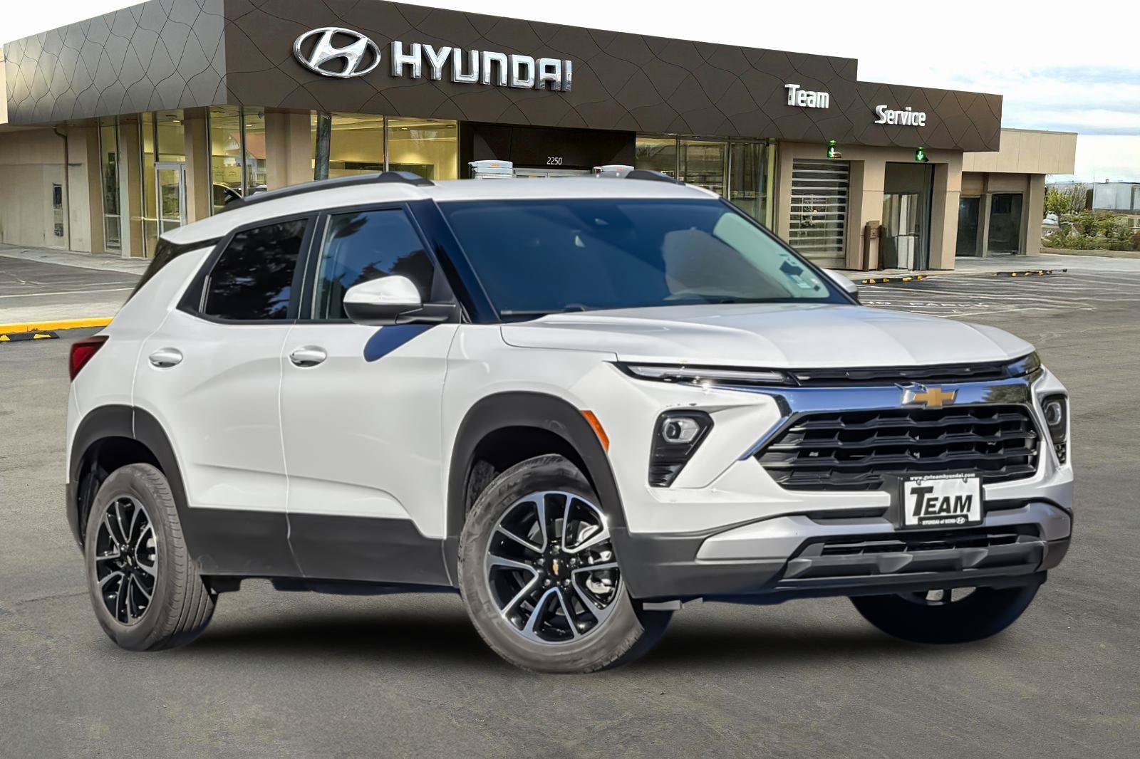 Used 2025 Chevrolet TrailBlazer LT AWD/4WD image 2