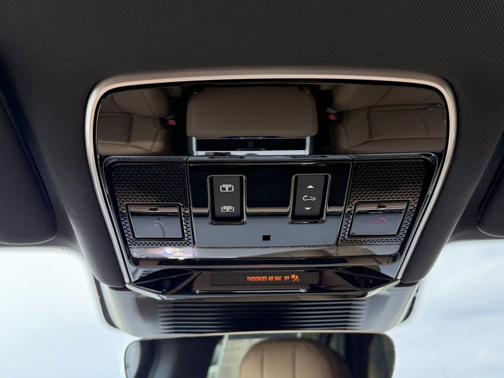 New 2025 Land Rover Range Rover Long Wheelbase SE image 30