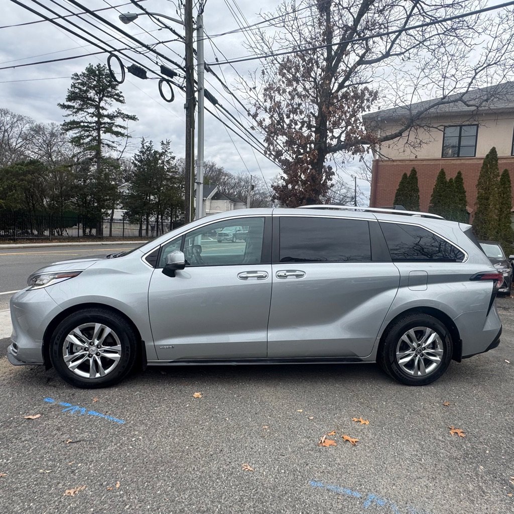 Used 2021 Toyota Sienna Limited image 2