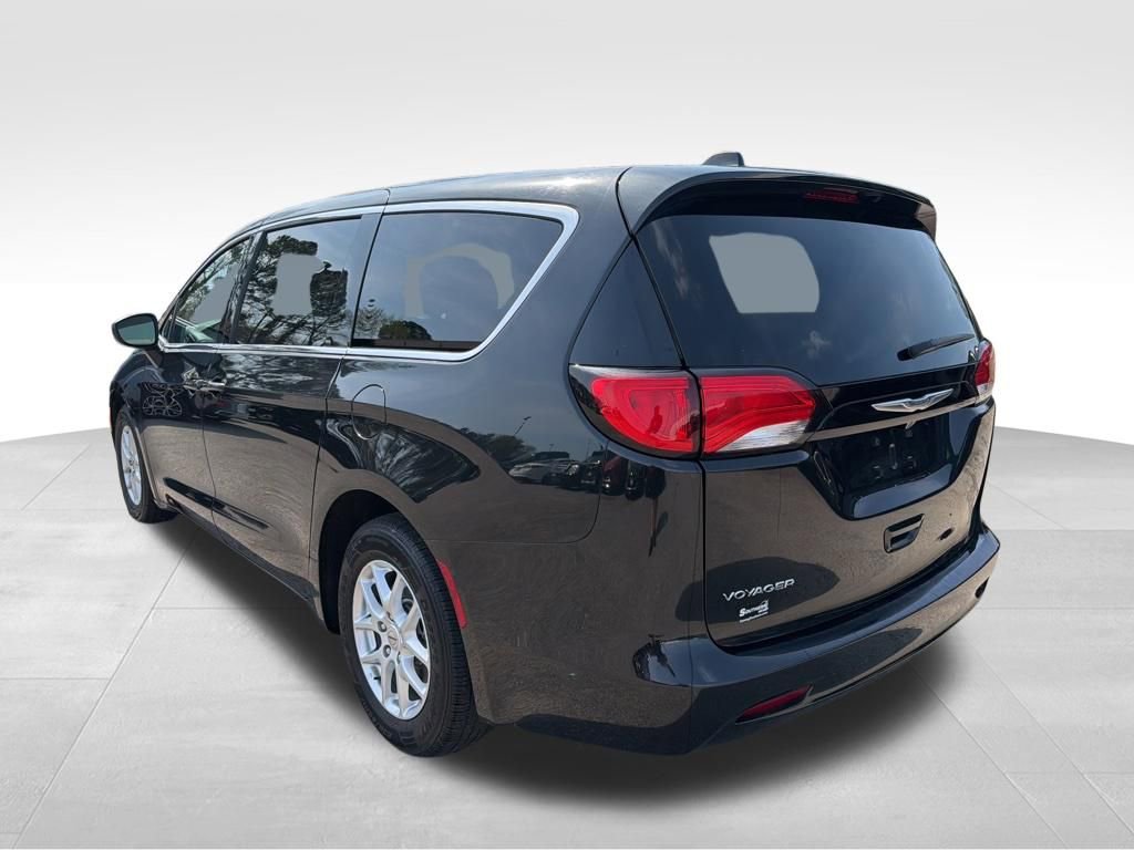 Used 2023 Chrysler Voyager LX image 3