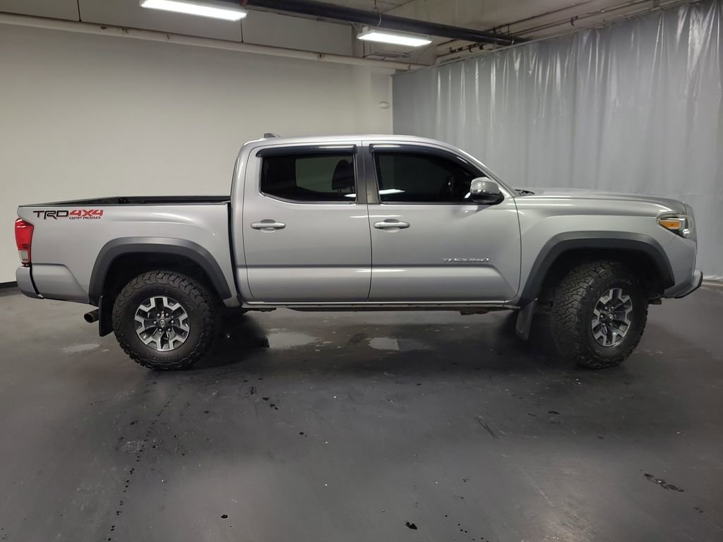 Used 2017 Toyota Tacoma TRD Off-Road w/ Premium & Technology Package image 9
