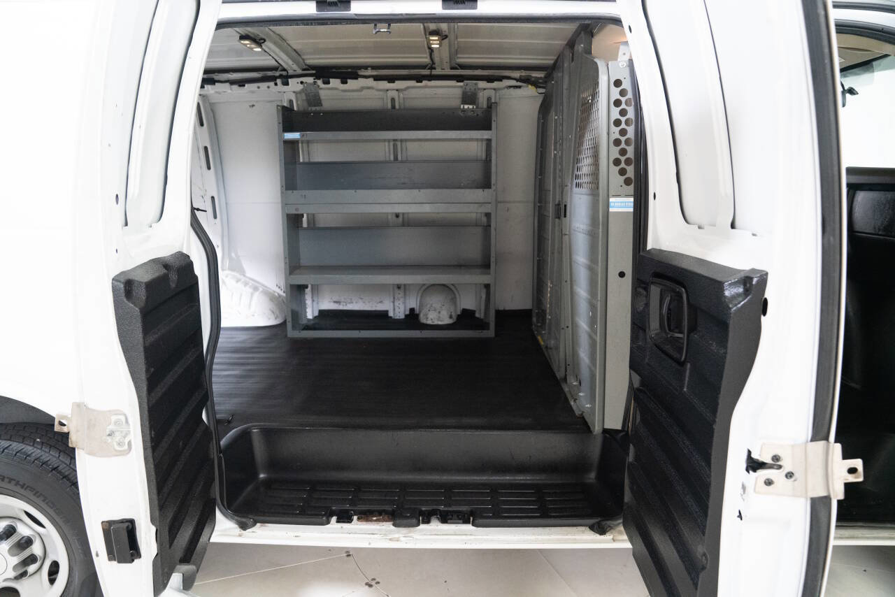 Used 2017 Chevrolet Express 2500 image 30
