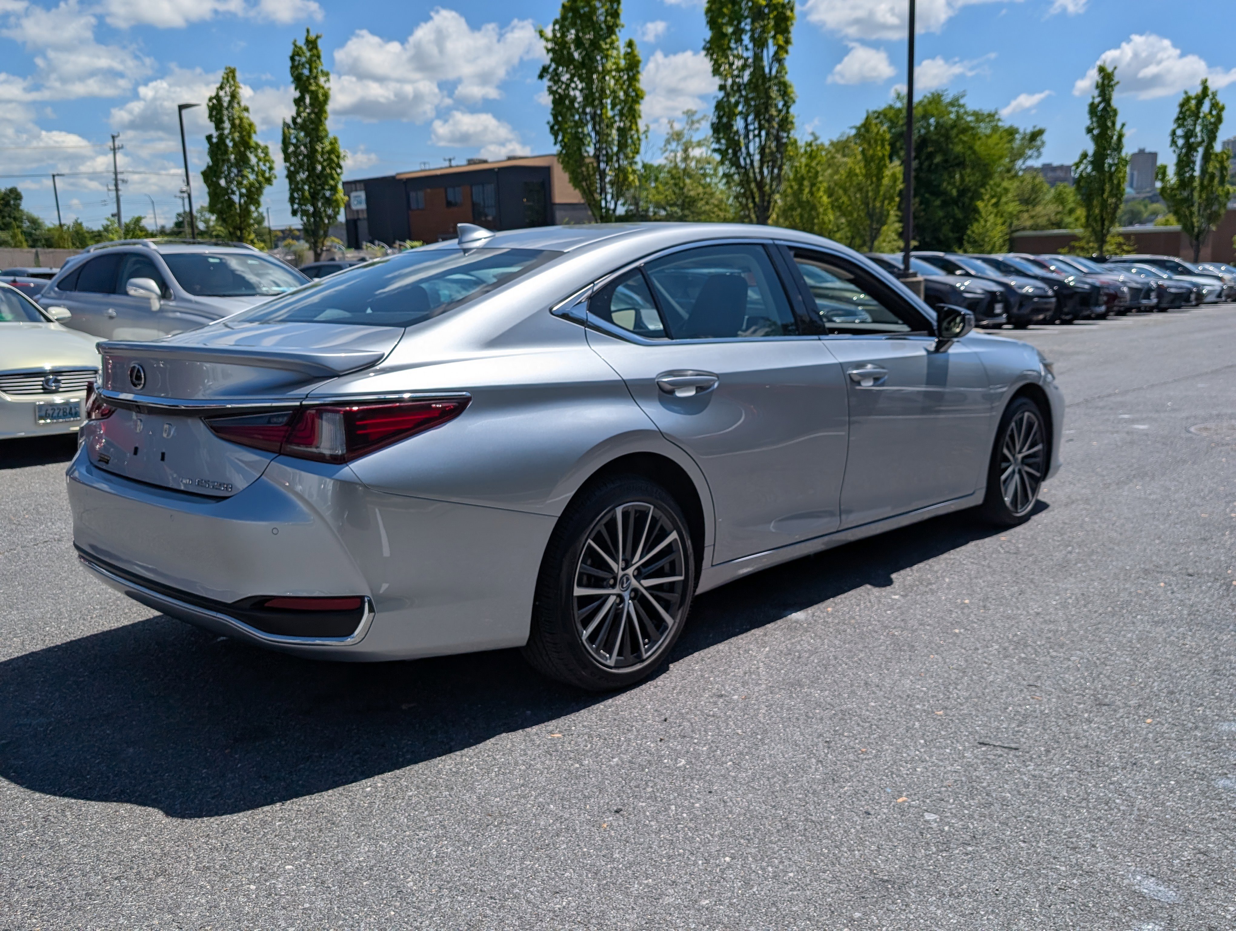 Used 2023 Lexus ES 250 w/ Premium Package AWD/4WD image 3