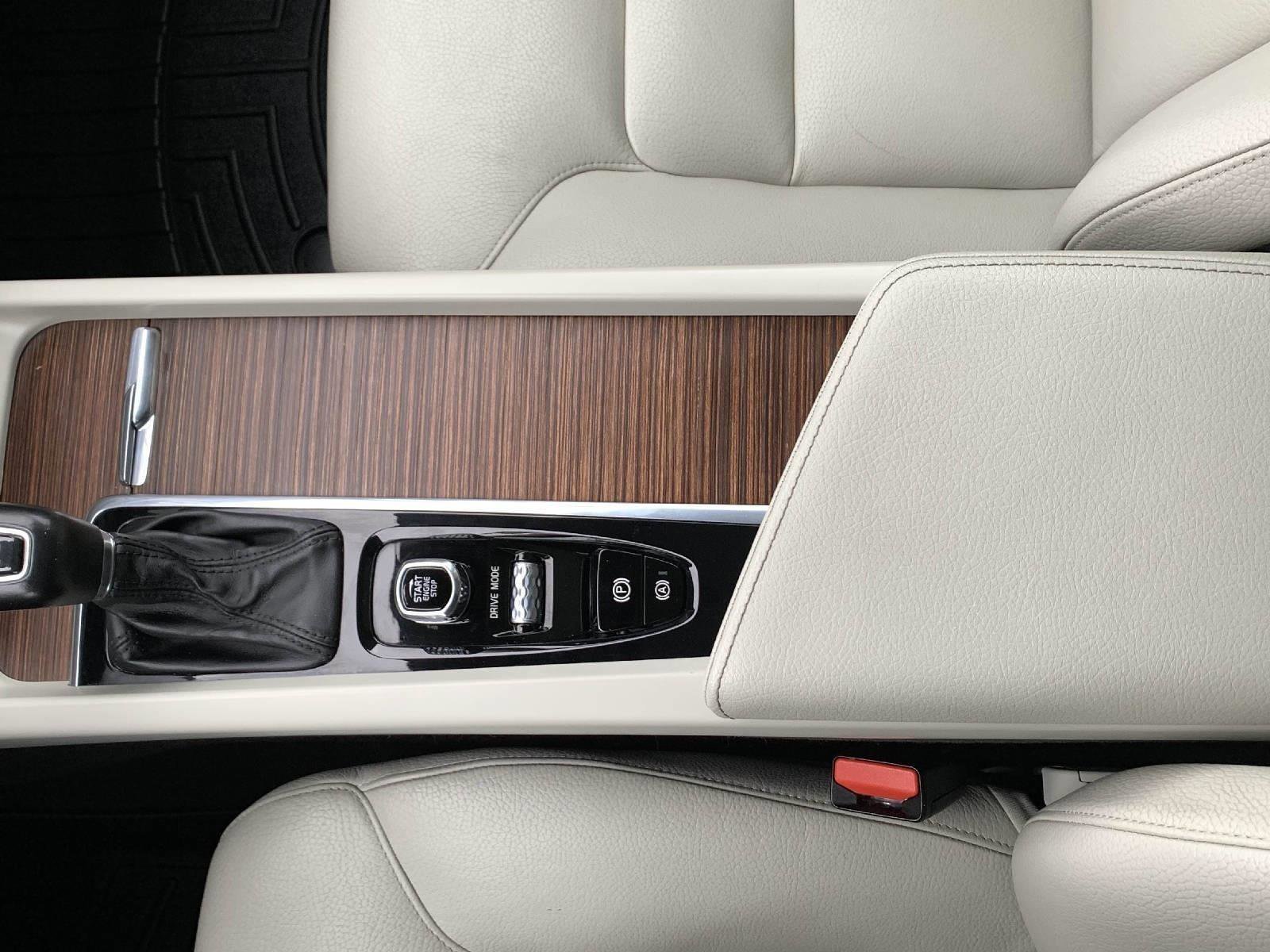 Used 2021 Volvo XC60 T6 Momentum w/ Premium Package image 26