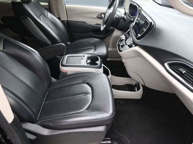 Used 2023 Chrysler Pacifica Touring-L image 36