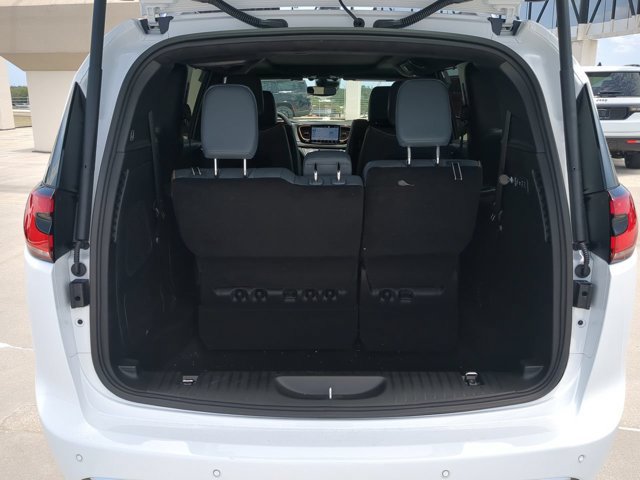 New 2027 Chrysler Pacifica Pinnacle w/ Theater Group AWD/4WD image 14
