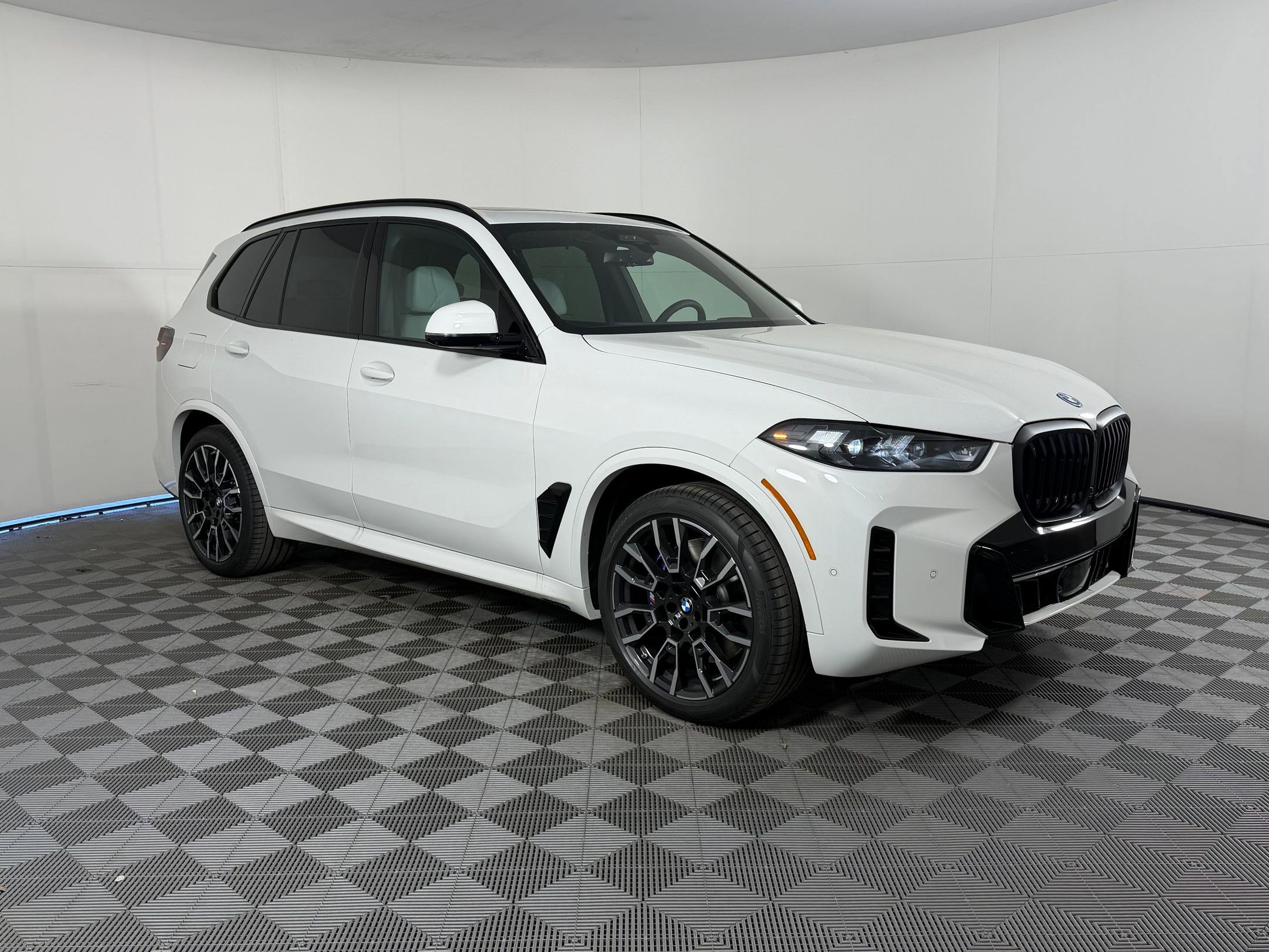 New 2026 BMW X5 xDrive50e image 7