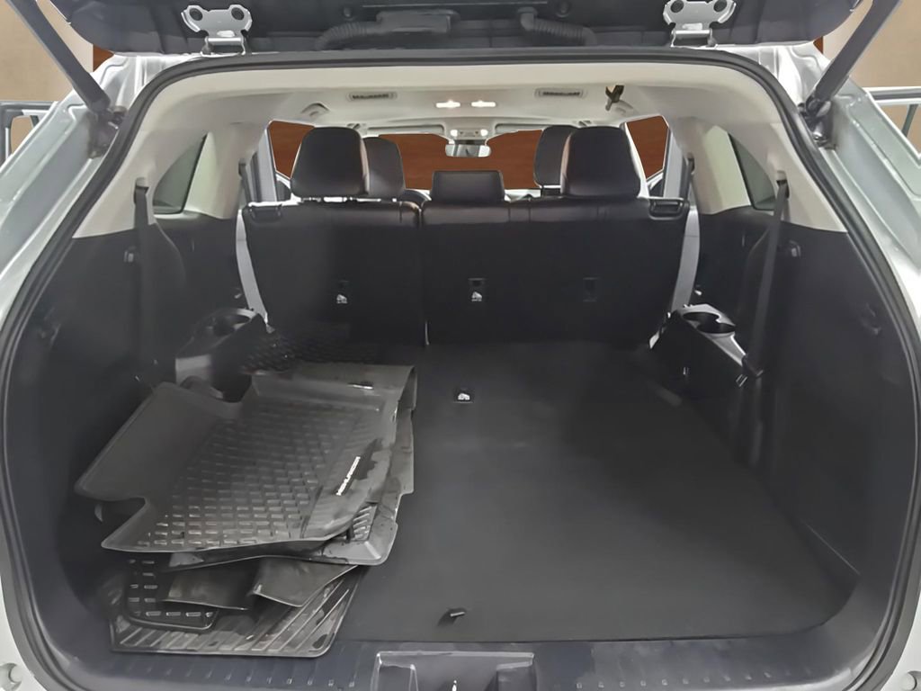 Used 2023 Toyota Highlander Limited image 31