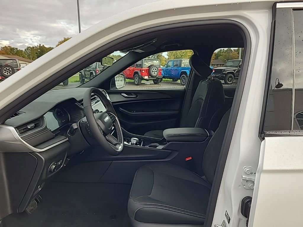 New 2025 Jeep Grand Cherokee Laredo w/ Luxury Tech Group I image 11