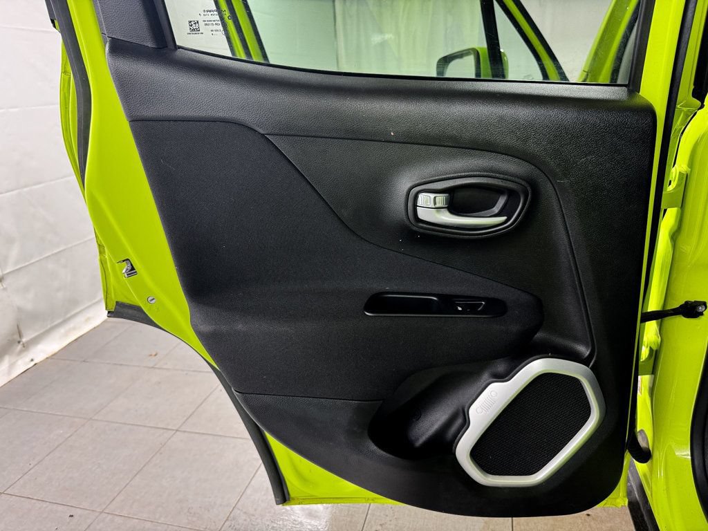 Used 2018 Jeep Renegade Latitude w/ UConnect 8.4 Nav Group FWD image 15
