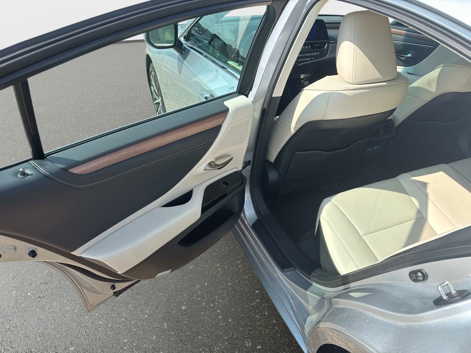 Used 2025 Lexus ES 350 w/ Premium Package image 10