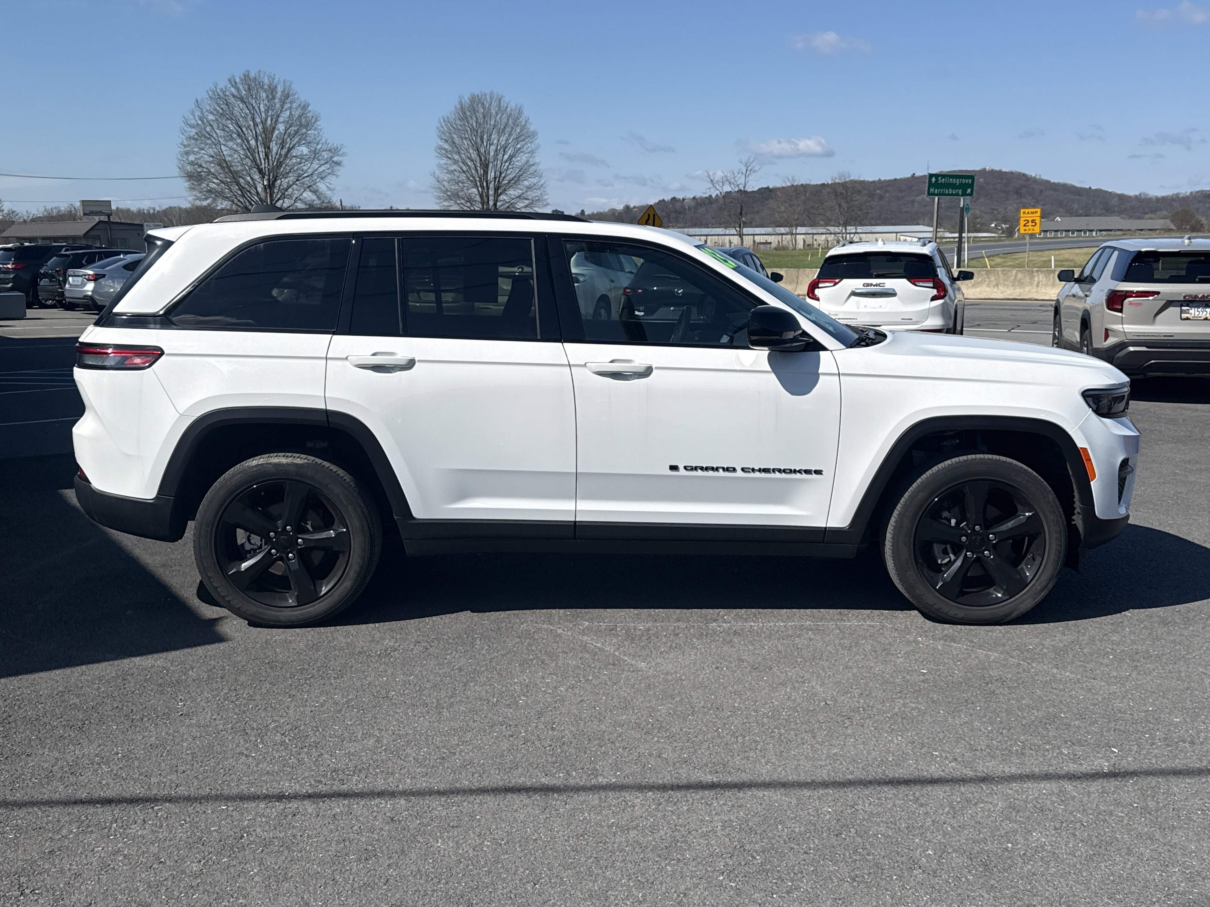 Used 2023 Jeep Grand Cherokee Altitude image 2