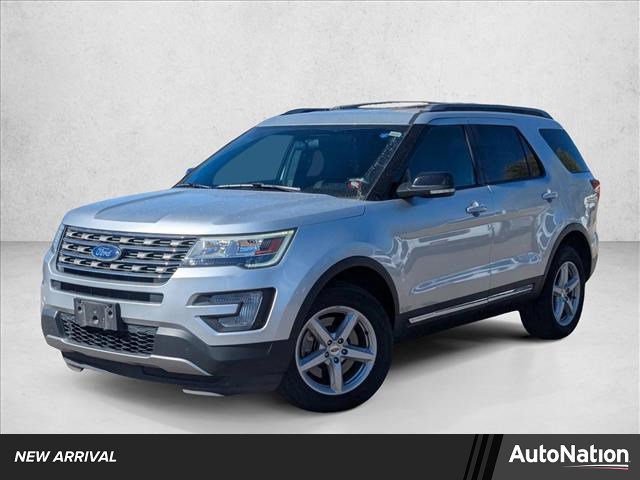 Used 2017 Ford Explorer XLT image 1