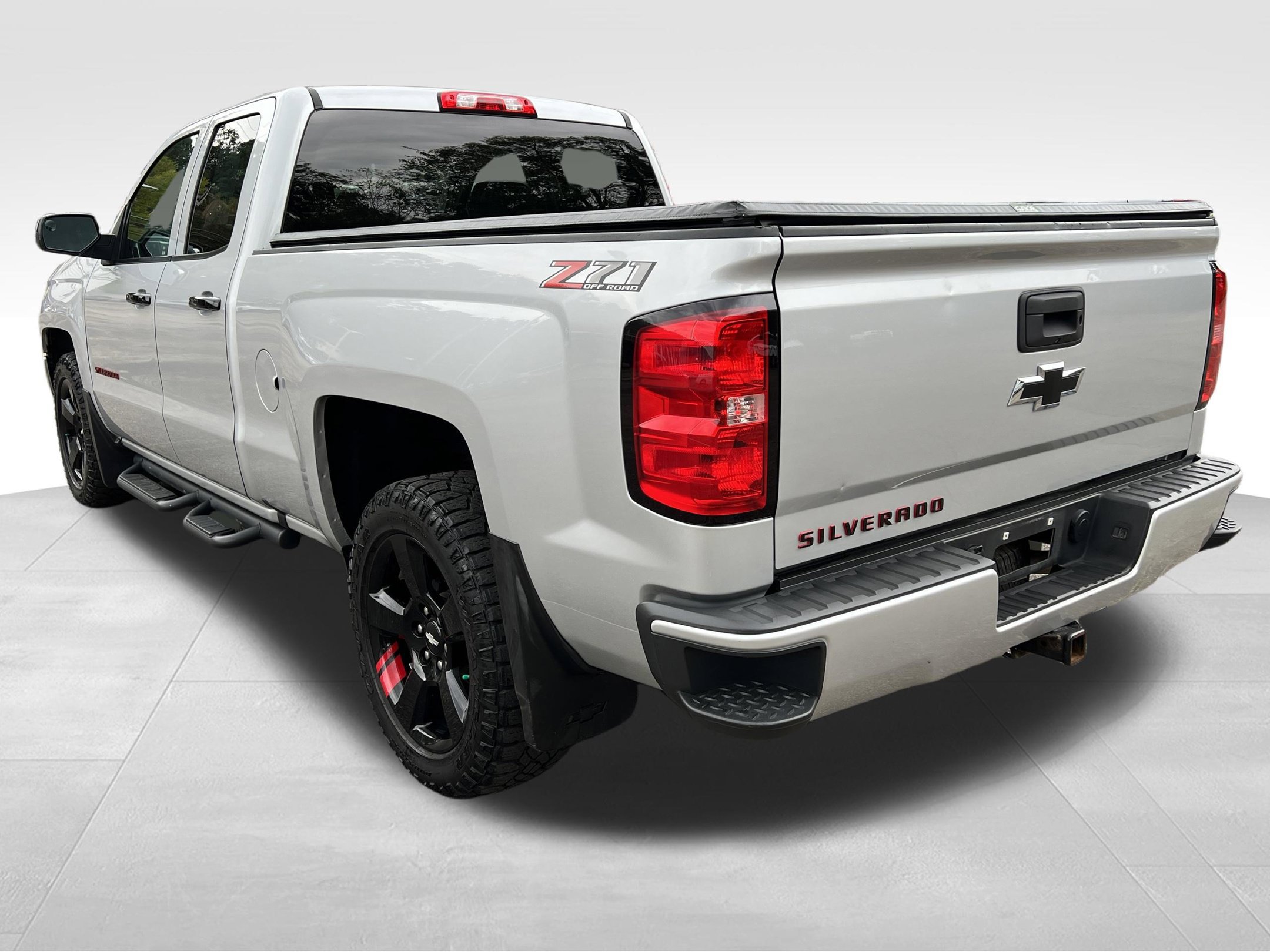 Used 2018 Chevrolet Silverado 1500 LT w/ Redline Edition AWD/4WD image 9