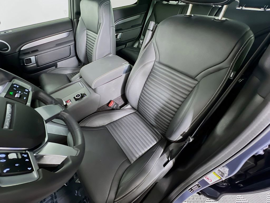 Used 2025 Land Rover Discovery Dynamic SE image 22