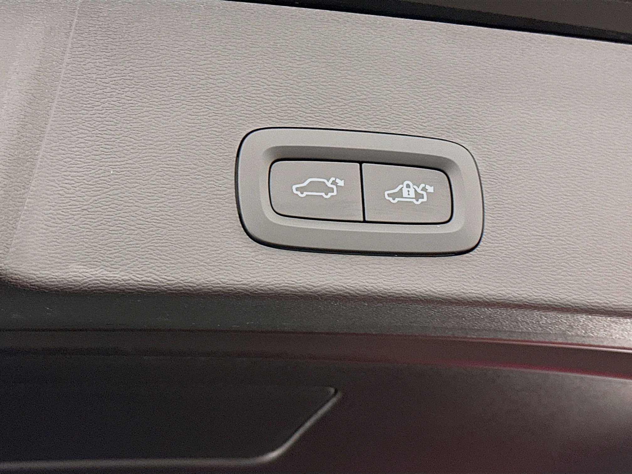 Used 2025 Volvo XC40 B5 Plus image 32