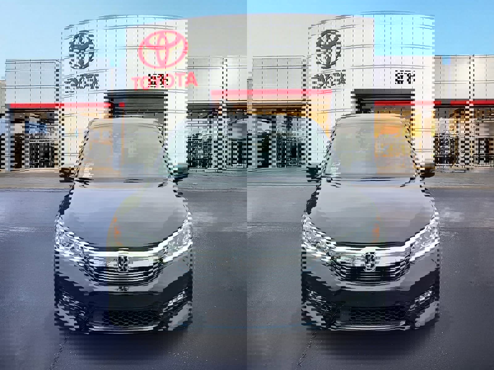 Used 2017 Honda Accord Hybrid Sedan image 2