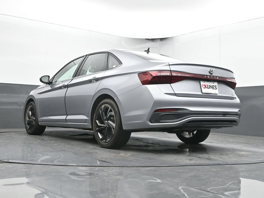 Used 2025 Volkswagen Jetta SE FWD image 30