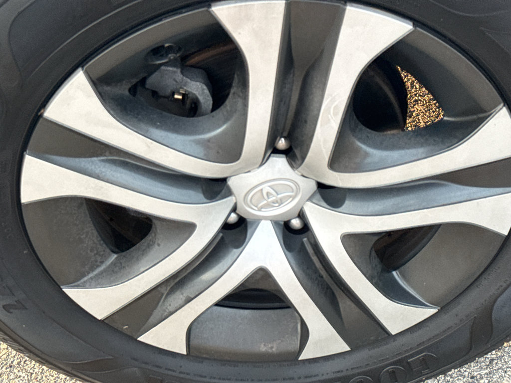 Used 2018 Toyota RAV4 LE FWD image 9