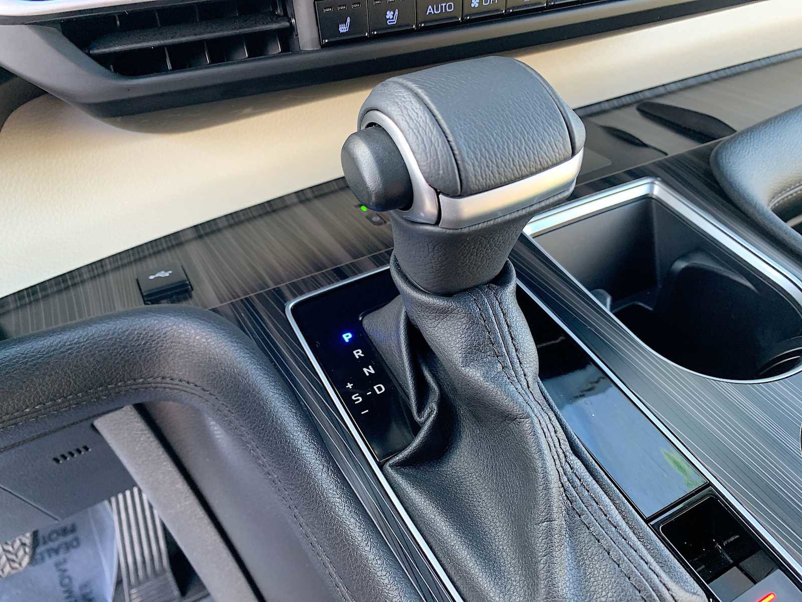 Used 2024 Toyota Sienna Limited image 16