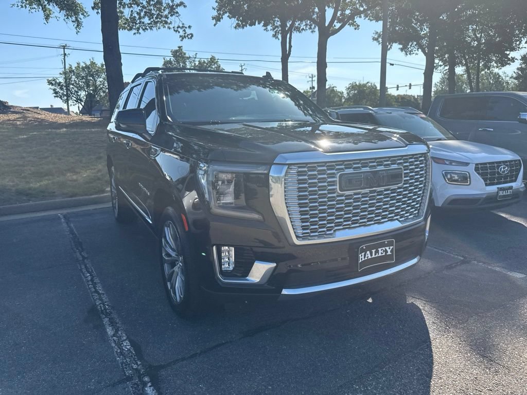 Used 2021 GMC Yukon Denali w/ Denali Premium Package AWD/4WD image 3