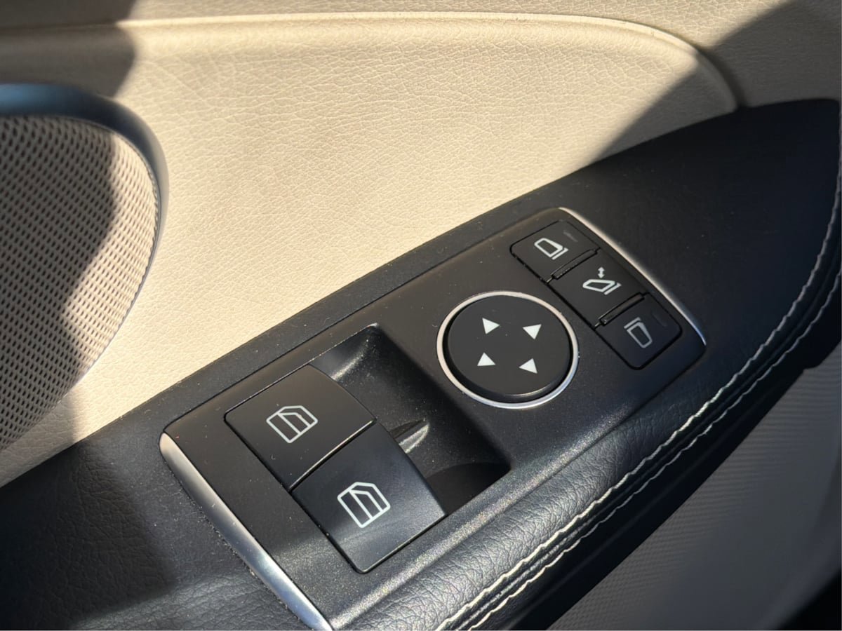 Used 2020 Mercedes-Benz SLC 300 w/ Premium Package image 12