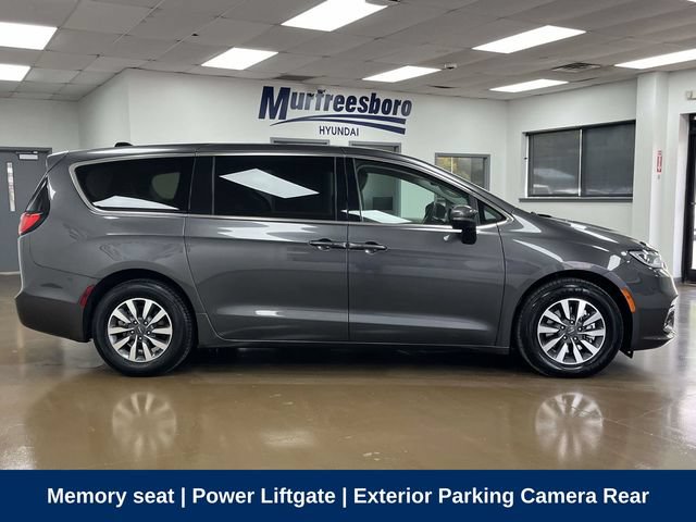 Used 2023 Chrysler Pacifica Touring-L FWD image 4