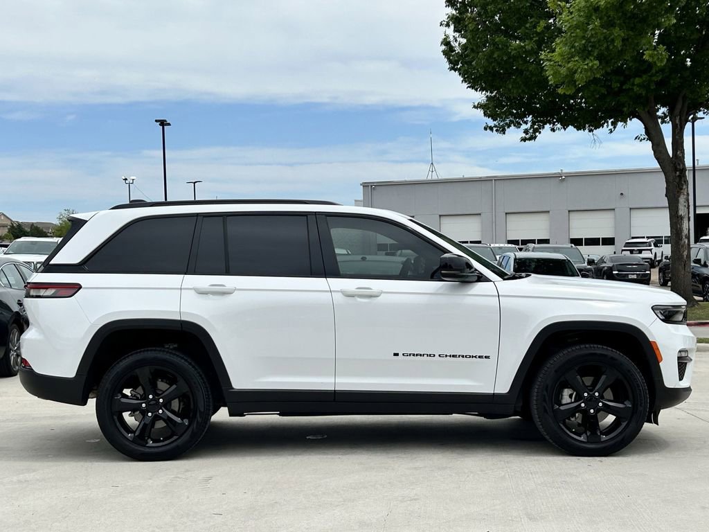 Used 2025 Jeep Grand Cherokee Limited w/ Black Appearance Package AWD/4WD image 3