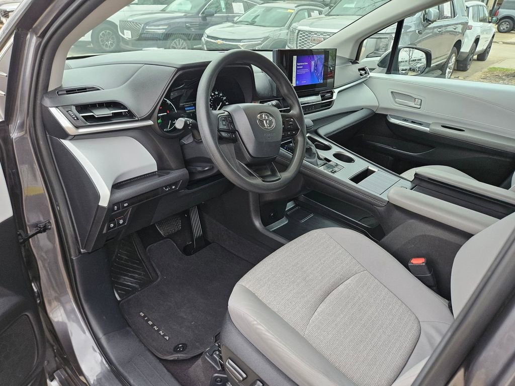 Used 2025 Toyota Sienna LE FWD image 13