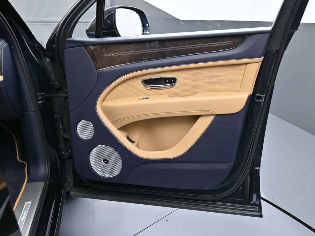 Certified 2023 Bentley Bentayga Extended Wheelbase AWD/4WD image 33