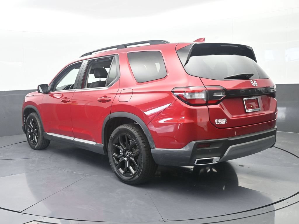 Used 2025 Honda Pilot Touring image 4