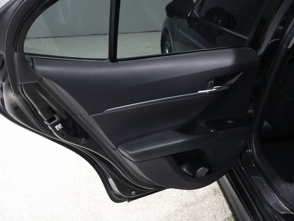 Used 2018 Toyota Camry SE image 16