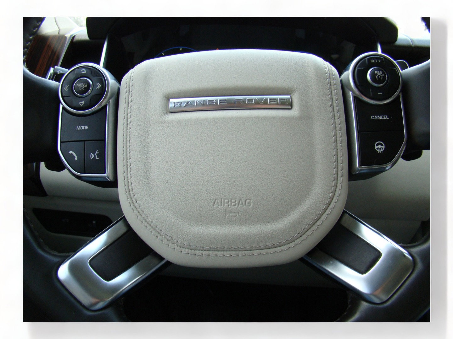 Used 2013 Land Rover Range Rover HSE image 16