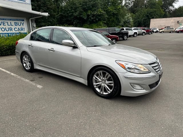 Used 2013 Hyundai Genesis 3.8 w/ Technology Pkg RWD image 3