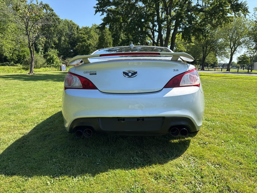 Used 2010 Hyundai Genesis 3.8 RWD image 23