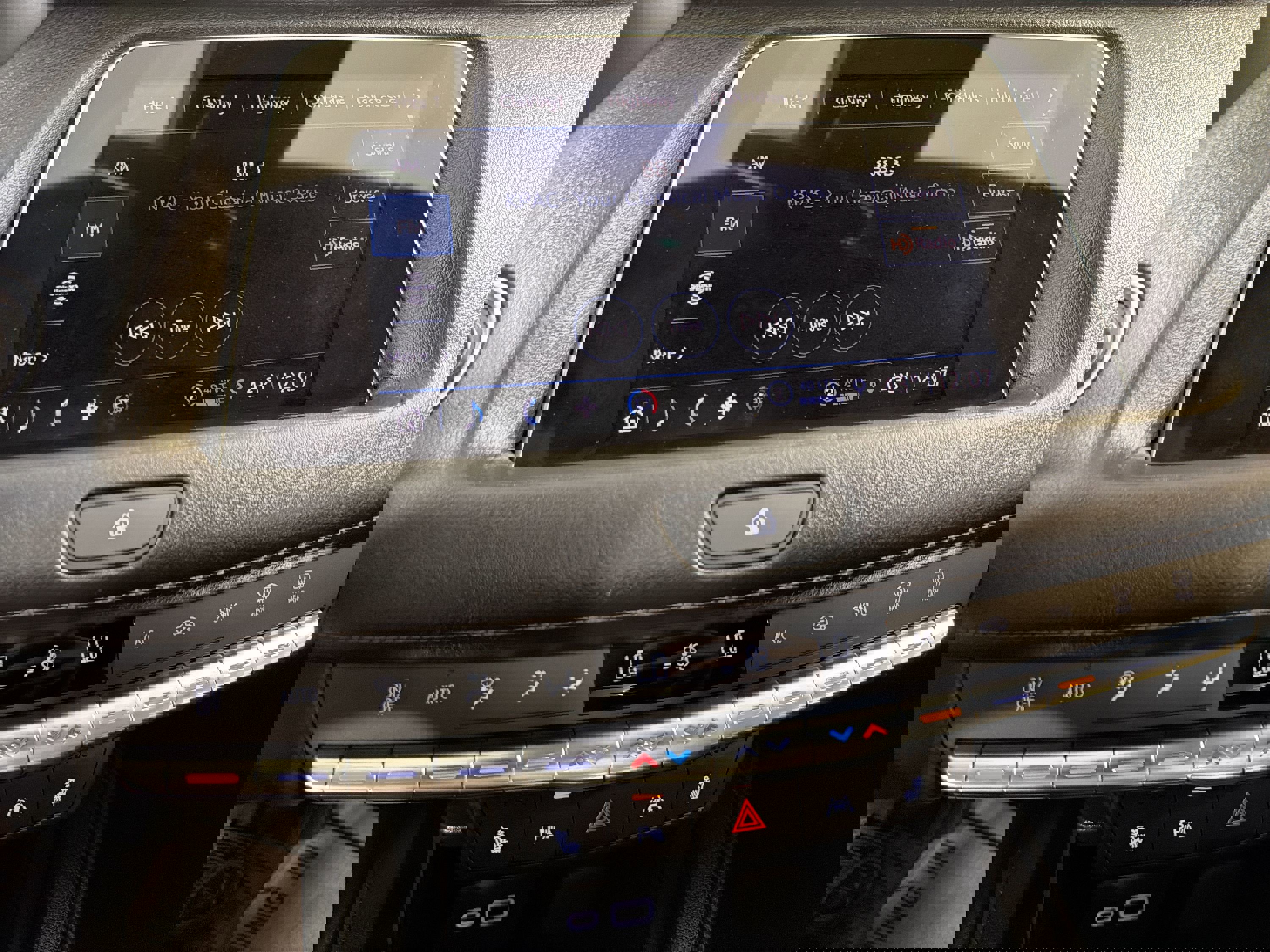 Used 2022 Cadillac XT4 Luxury w/ Cold Weather Package image 17