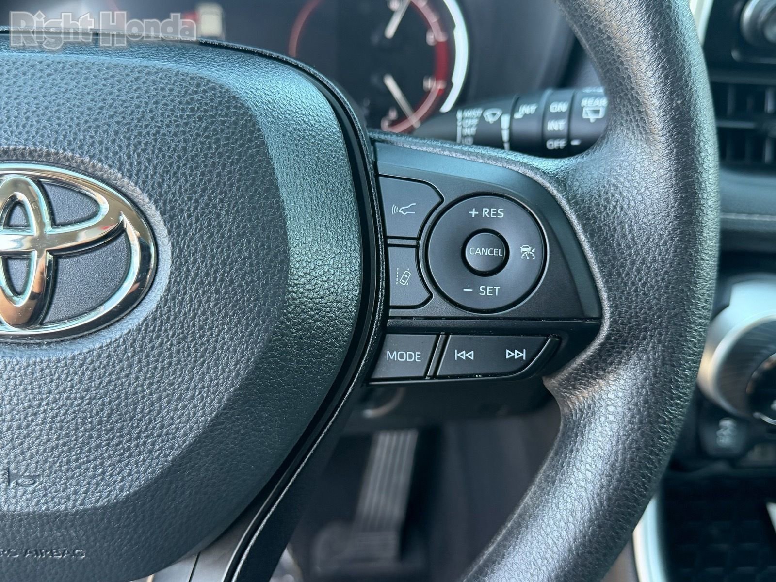 Used 2025 Toyota RAV4 XLE AWD/4WD image 36